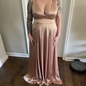 I’m wearing this dress in a wedding April 22. Trying to see if any interest.